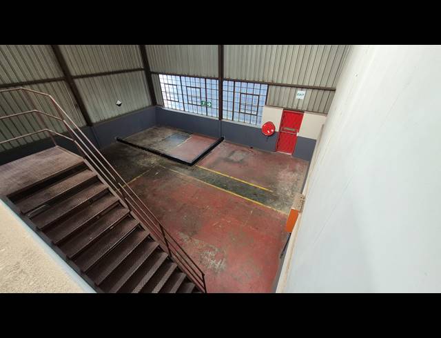 140M² FACTORY TO LET IN APEX